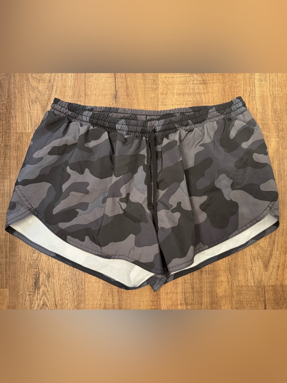 Old Navy Women's Gray & Black Camo Athletic Shorts